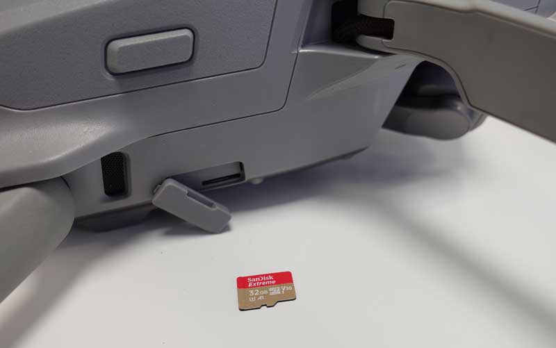 Insertion de la carte microSD dans le drone DJI Air 2S
