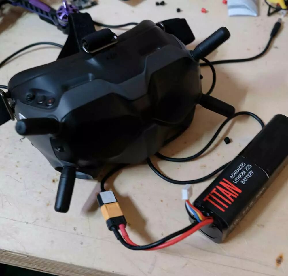 Le casque DJI FPV alimenté avec une batterie LiPo