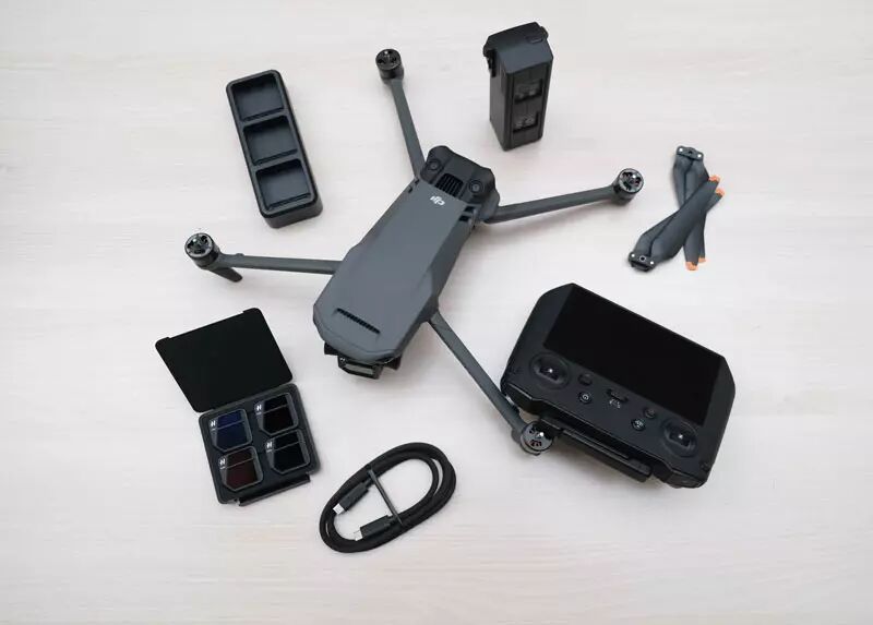 Le DJI Mavic 3 et ses accessoires