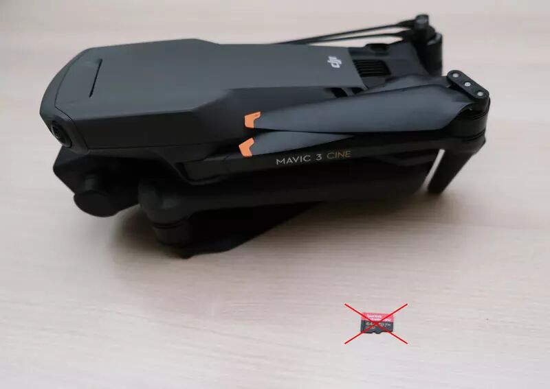 Carte SD près d'un DJI Mavic 3 Cine