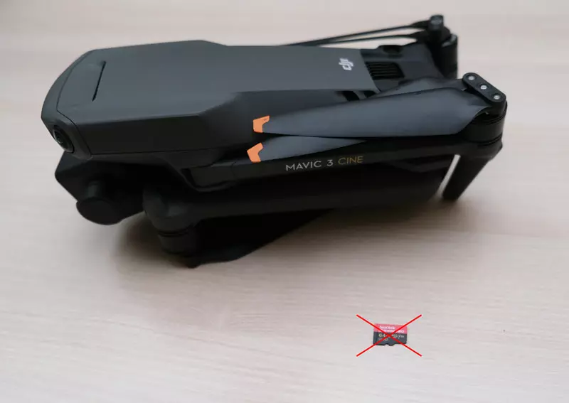 Carte SD près d’un DJI Mavic 3 Cine