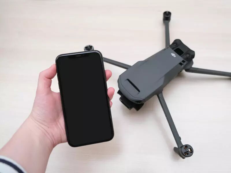 Smartphone près d'un DJI Mavic 3