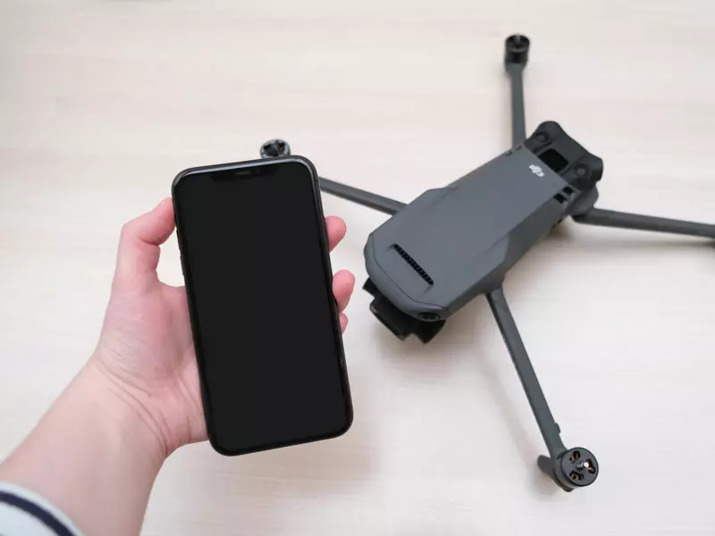 Smartphone près d’un DJI Mavic 3