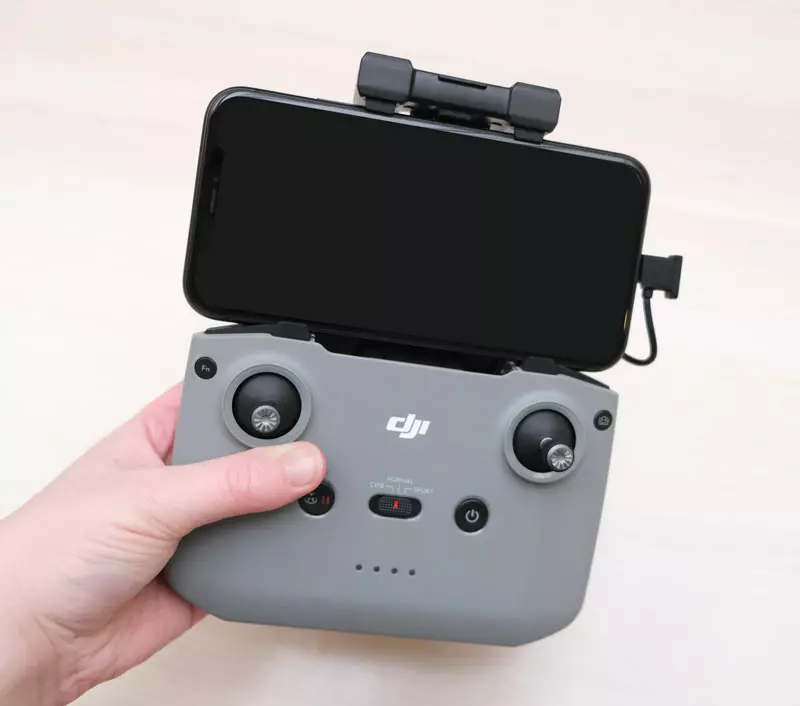 Smartphone sur la radiocommande DJI RC-N1