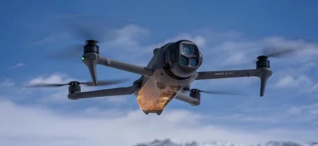 Drone DJI Mavic 4 Pro en vol avec aperçu de la batterie