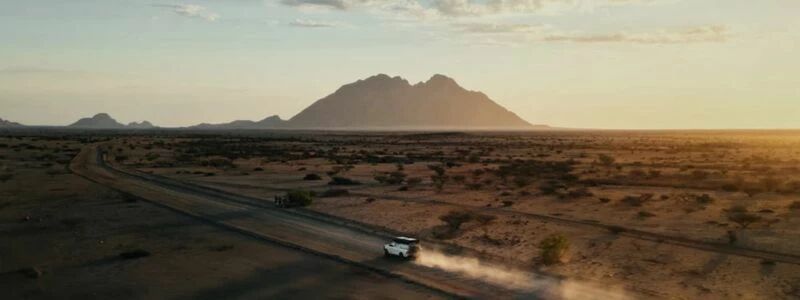 Photo étalonnée d’une voiture parcourant un paysage