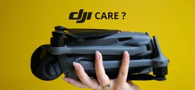 Drone DJI Mavic 4 Pro replié tenu à la main, avec texte DJI Care sur fond jaune