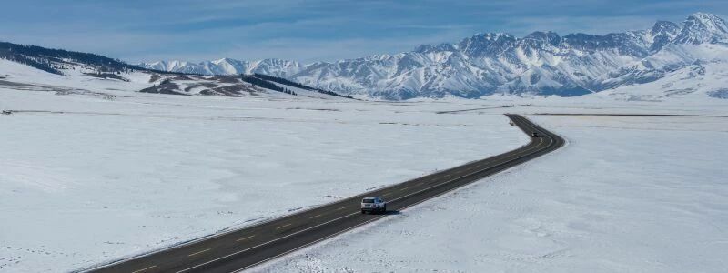 Voiture suivie par le DJI Mavic 4 Pro