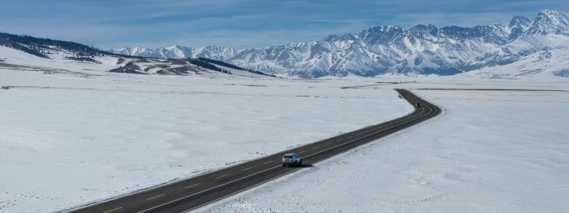 Voiture suivie par le DJI Mavic 4 Pro