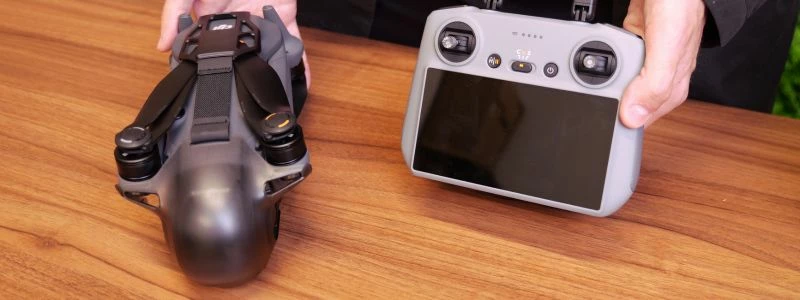 Drone DJI Mavic 4 Pro plié et radiocommande DJI RC 2