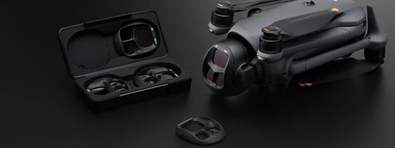 Drone DJI Mavic 4 Pro avec jeu de filtres ND posés à côté pour ajuster l’exposition