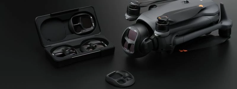 Drone DJI Mavic 4 Pro avec un jeu de filtres ND posés à côté pour ajuster l’exposition.