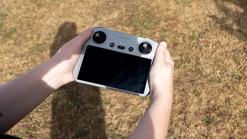 DJI Mini 3 Pro piloté avec la DJI RC en mains