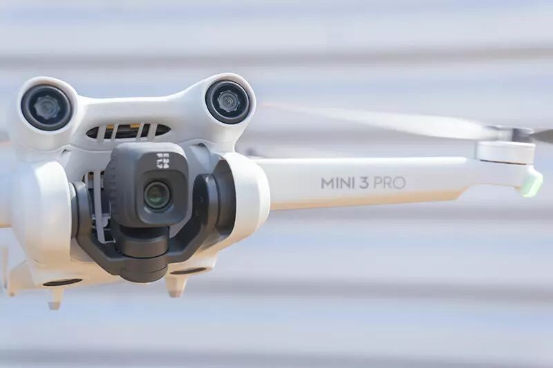 Focus sur la caméra du DJI Mini 3 Pro au format vertical