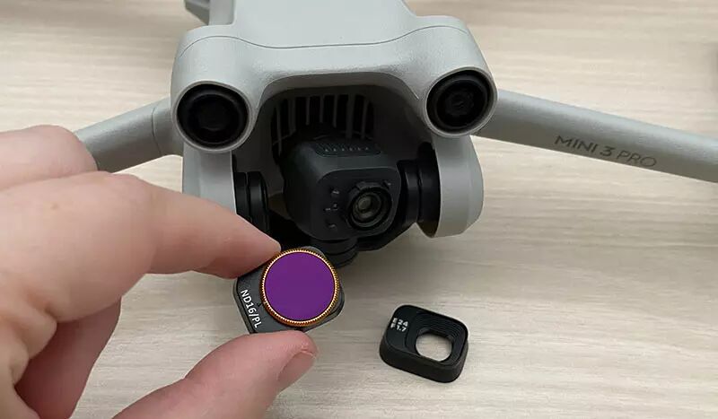 Installation d'un filtre sur la caméra du DJI Mini 3 Pro