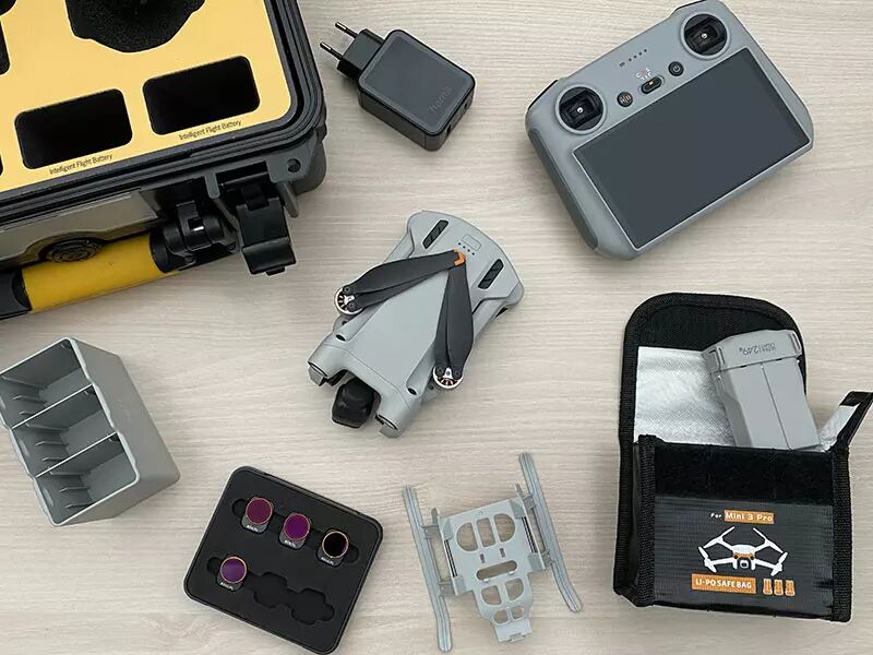 DJI Mini 3 Pro au milieu de plein d'accessoires