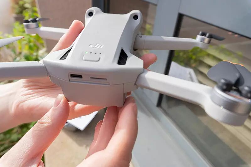 DJI Mini 3 Pro vue de l'arrière avec LEDs