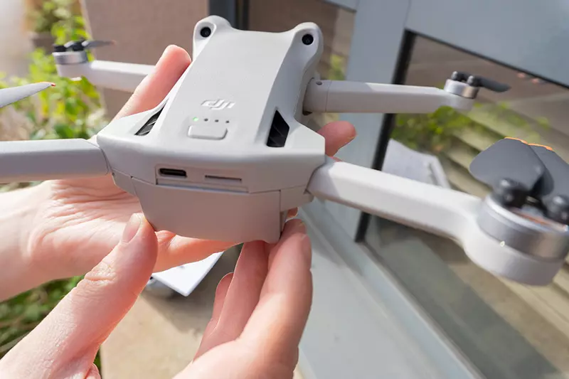 DJI Mini 3 Pro vue de l’arrière avec LEDs