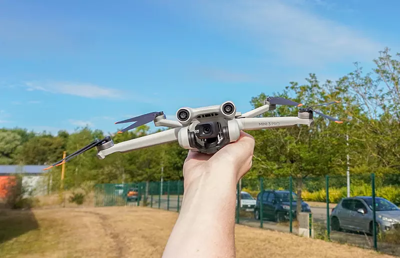 DJI Mini 3 Pro de face dans la paume d’une main