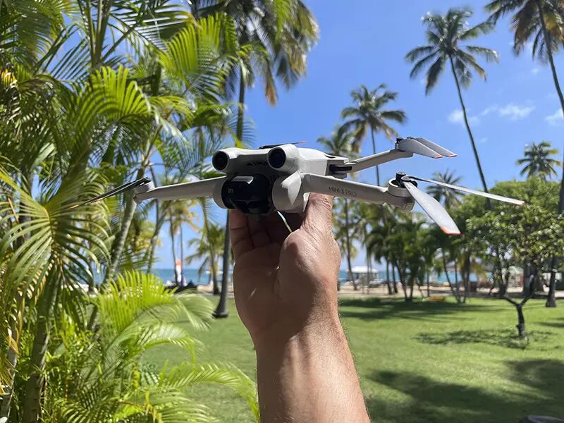 Le DJI Mini 3 Pro sur une plage