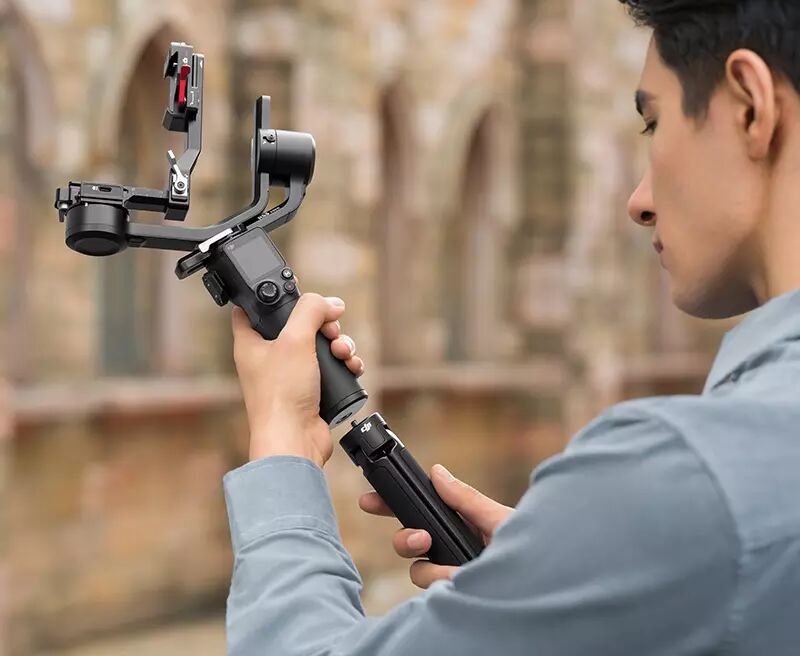 Stabilisateur de gamme DJI RS 3 avec un trépied