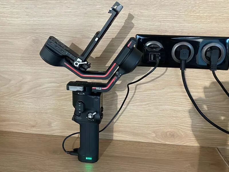 Recharge d'un stabilisateur de la gamme DJI RS 3