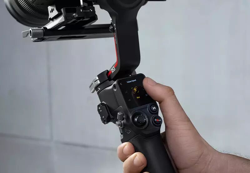 Stabilisateur DJI RS 3 en main