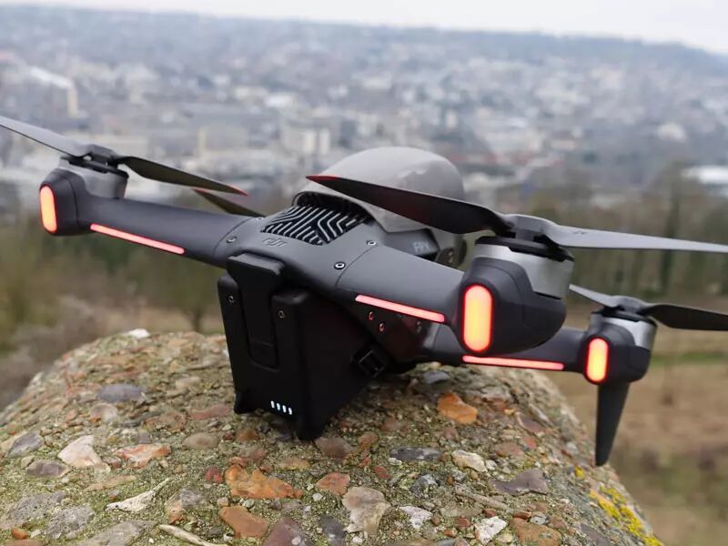 Vue de l'arrière du drone DJI FPV avec sa batterie