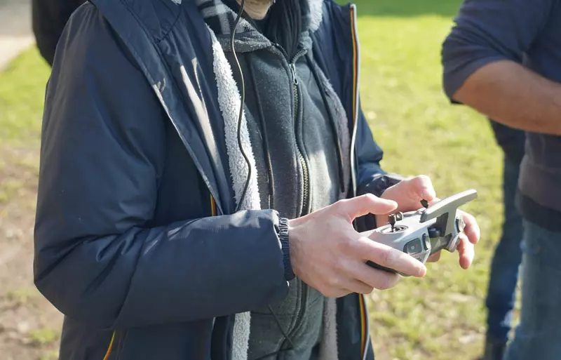 Pilote radiocommande à la main