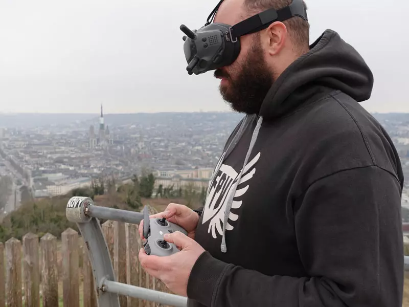 Pilote en train de piloter le DJI FPV Combo