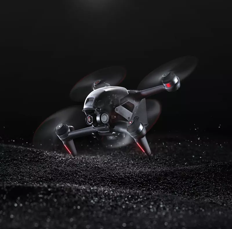 DJI FPV Combo dans le sable noir