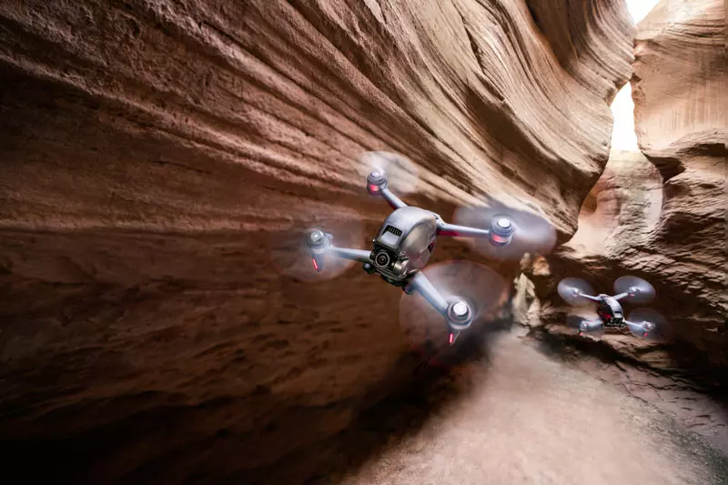 Deux drones DJI FPV Combo en vol