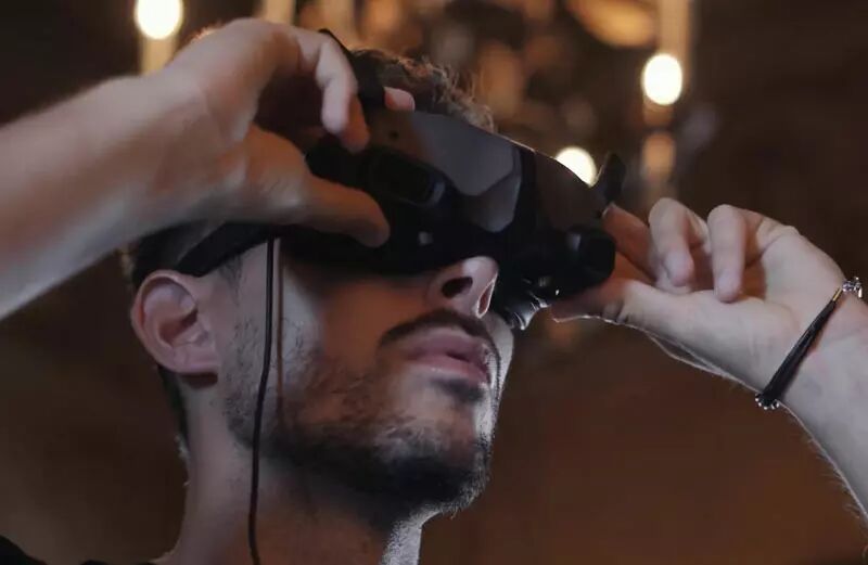 Un pilote de drone FPV porte son casque FPV