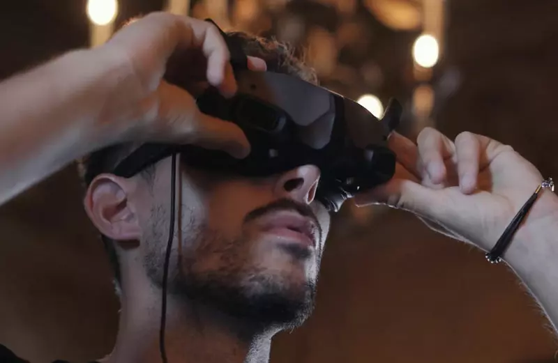 Un pilote de drone FPV porte son casque FPV