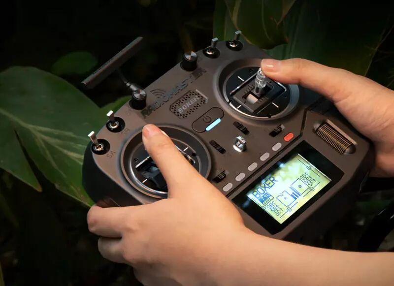 Une radiocommande FPV