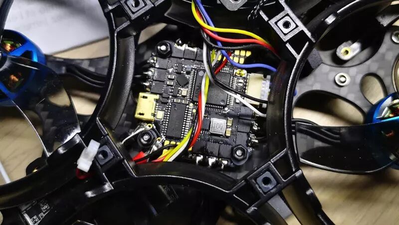 Un contrôleur de vol dans un drone FPV