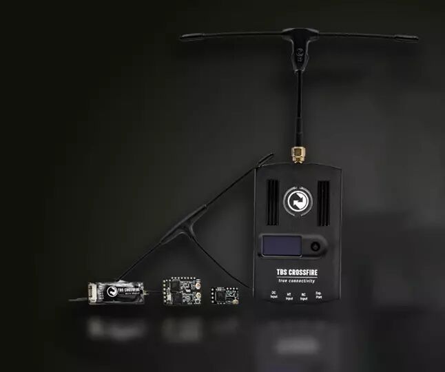 Un récepteur radio sur un drone FPV