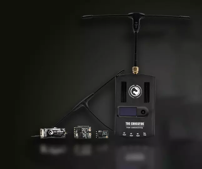Un récepteur radio sur un drone FPV