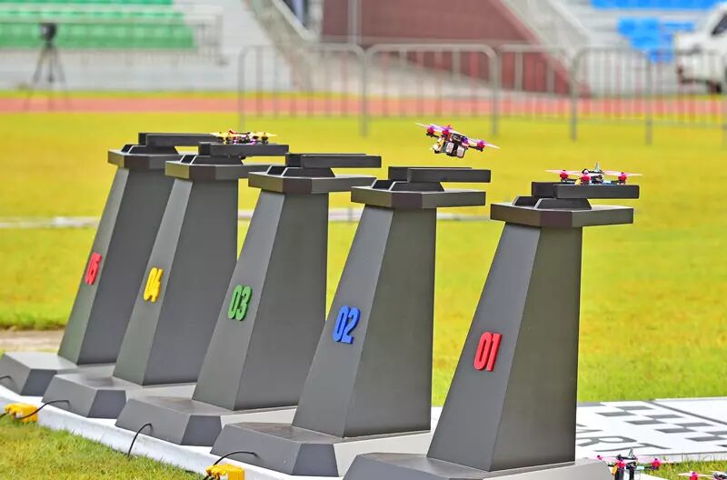 Une course officielle de drones FPV