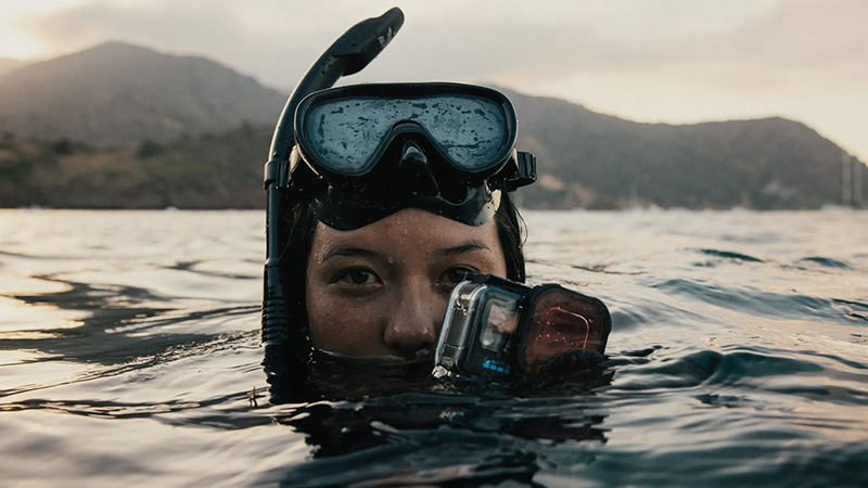 Plongeur équipé d'une caméra GoPro dans son caisson étanche