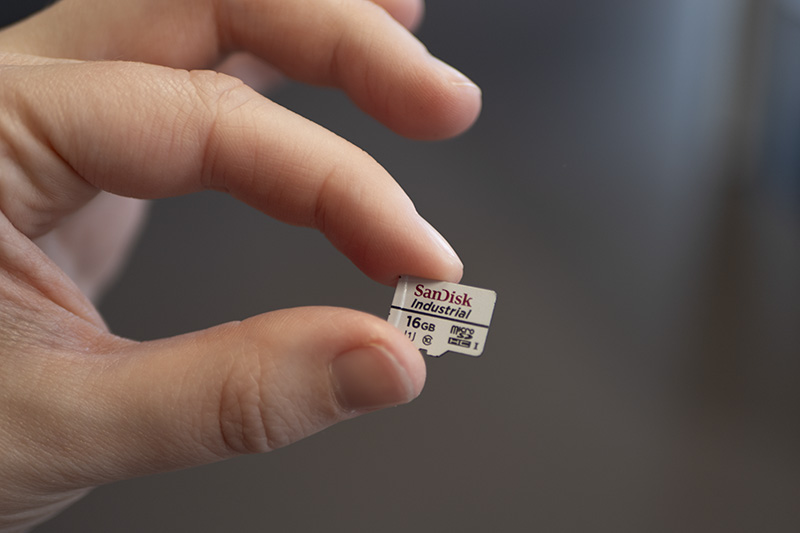 Carte microSD en main