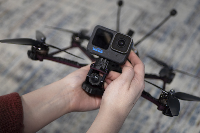 Drone FPV avec une caméra GoPro dessus