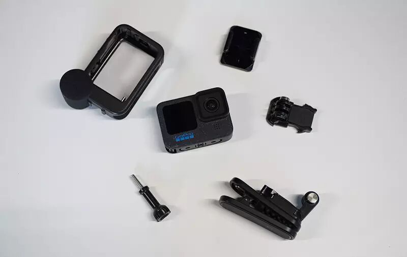 Caméra GoPro avec pleins d'accessoires autour