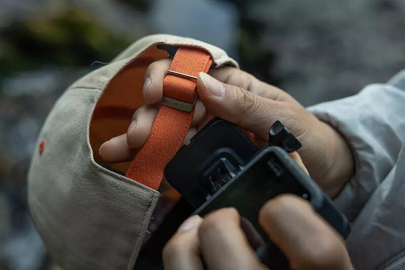 Caméra GoPro en traind d'être fixée sur une casquette