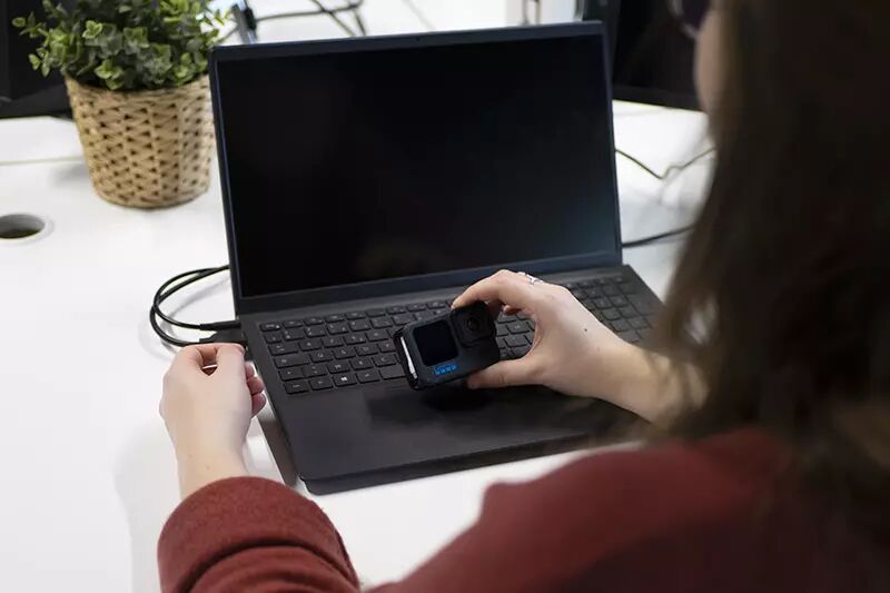 Caméra GoPro devant un PC