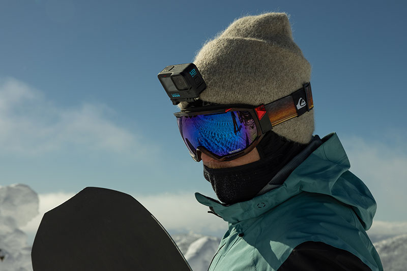 Caméra GoPro fixée sur un casque de ski