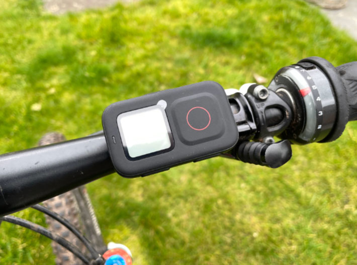 Télécommande de contrôle GoPro sur un guidon de vélo
