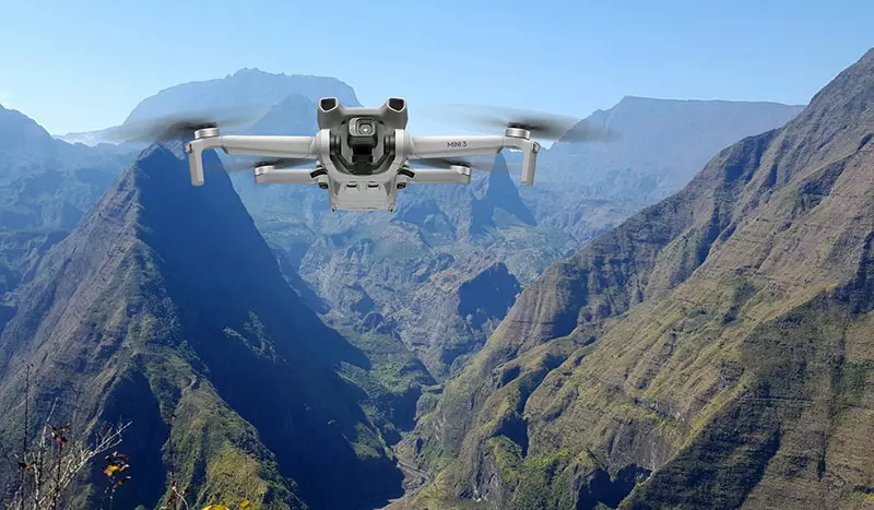 Drone qui survole les DOM TOM