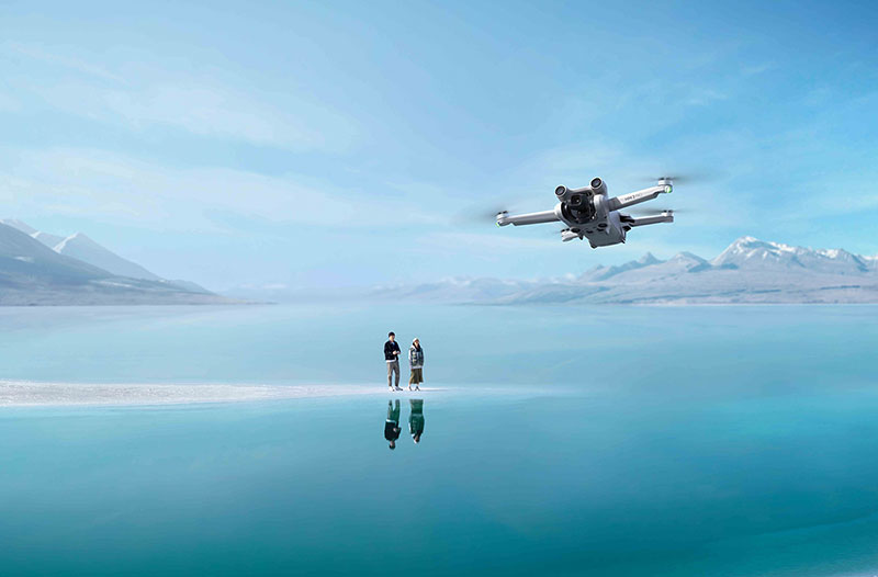 Drone piloté au dessus de l'eau