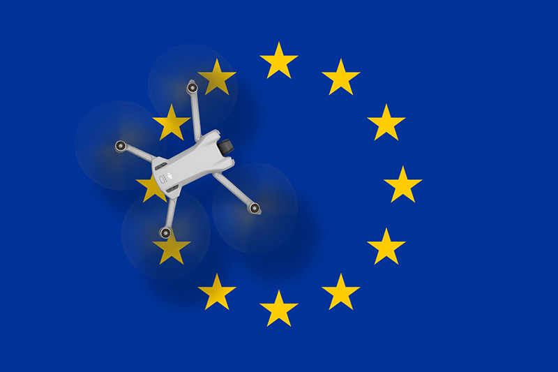 Drone en vol au dessus d'un drapeau européen